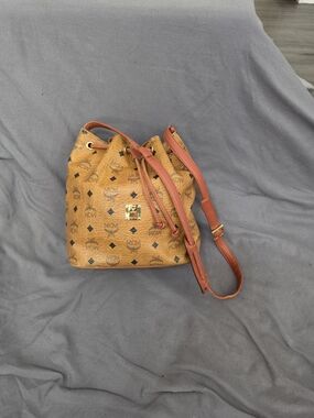 AUTHENTIC Cognac/Chestnut McM Visetos Leather Drawstring Bucket Shoulder Bag